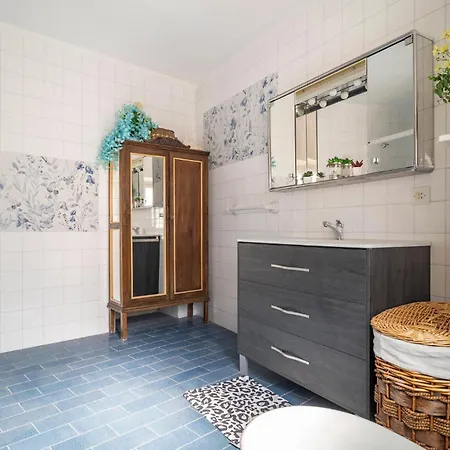 Apartment 4 Bedroom Awesome In