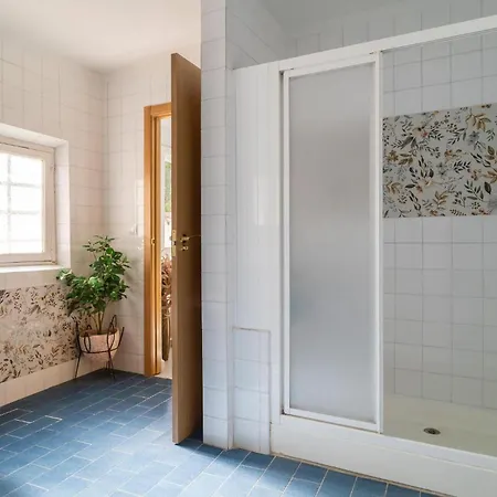 4 Bedroom Awesome In Apartment *